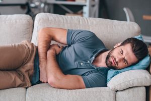 Dolor de estómago después de comer. ¿Qué es y cómo se trata la dispepsia?