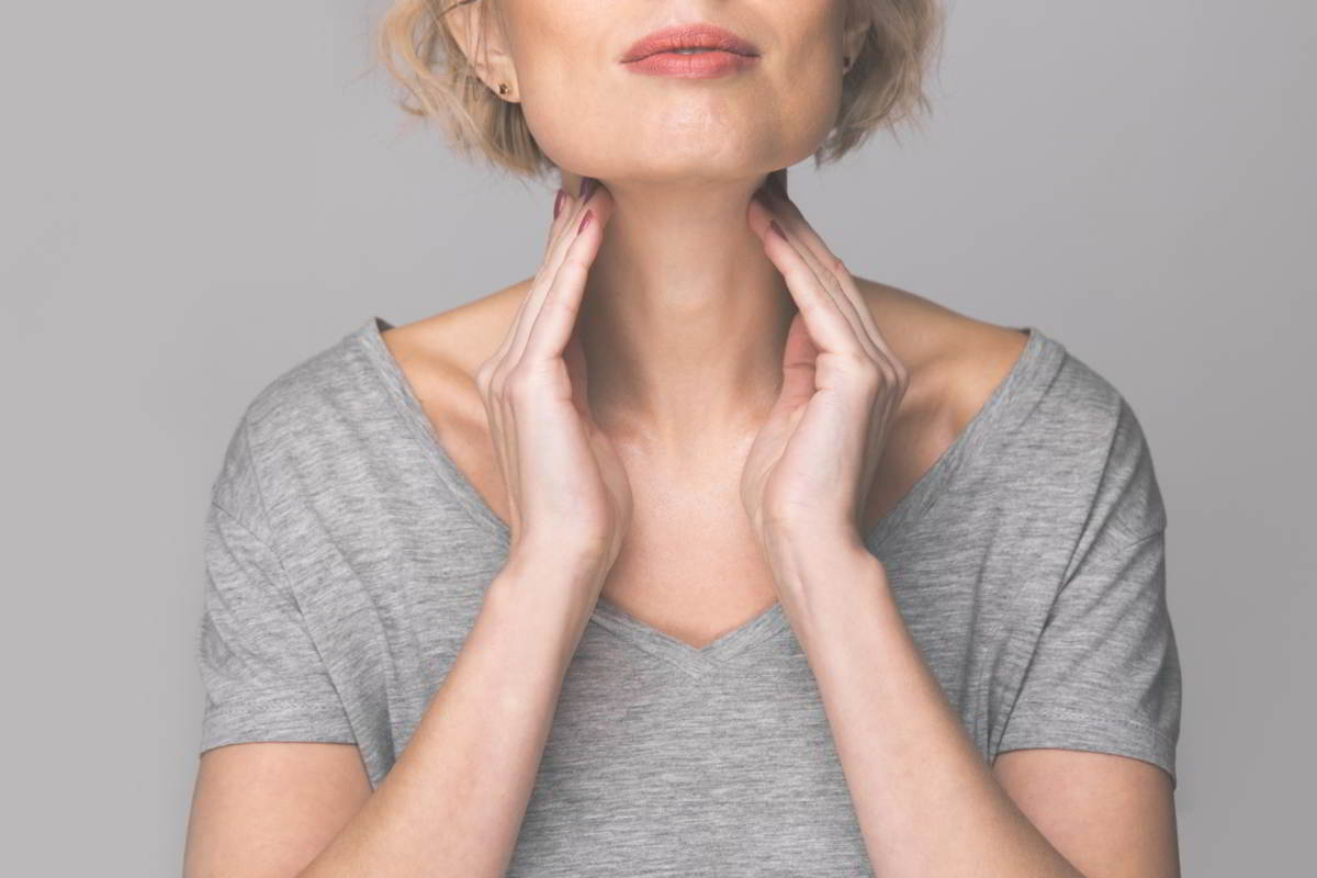 Imagen de mujer con las manos en el cuello