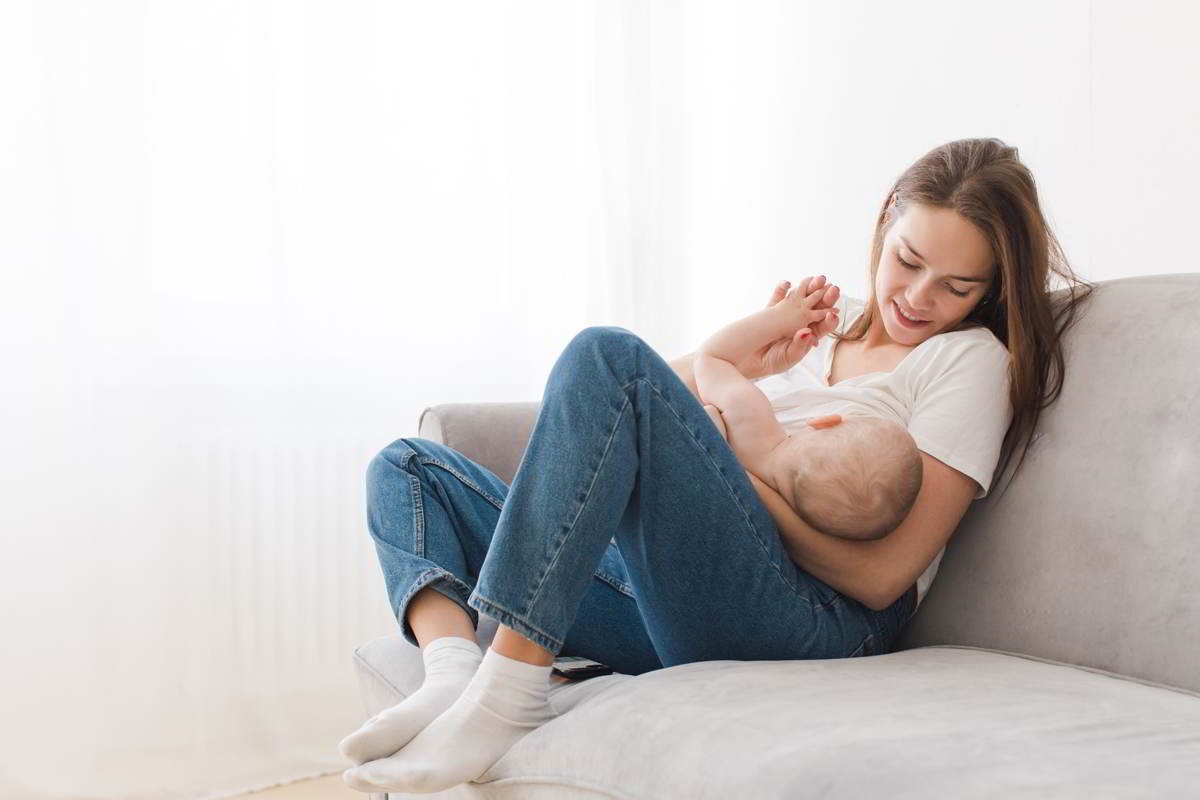 Imagend e una madre dando el pecho a su bebé