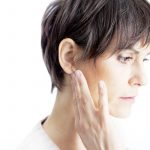 Imagen de una mujer adulta con infección de oído