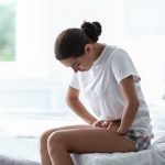 Imagen de una mujer con las manos en su utero a causa de la endometriosis