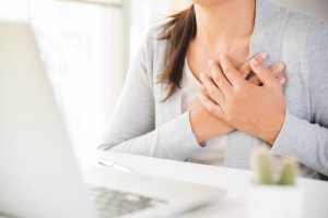 Sufro dolor y pinchazos en el pecho: causas comunes y recomendaciones