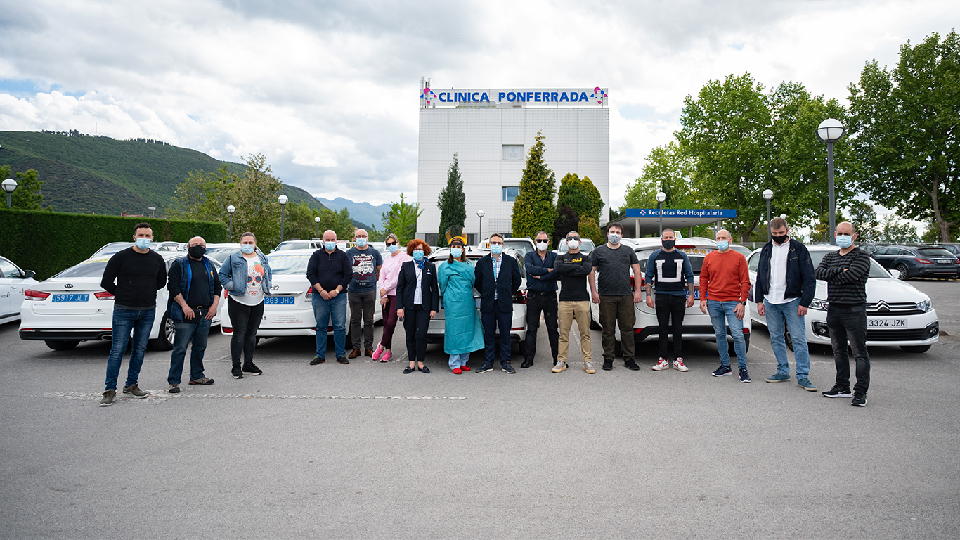 Clínica Ponferrada realiza un cribado de antígenos gratuito al colectivo de taxistas.