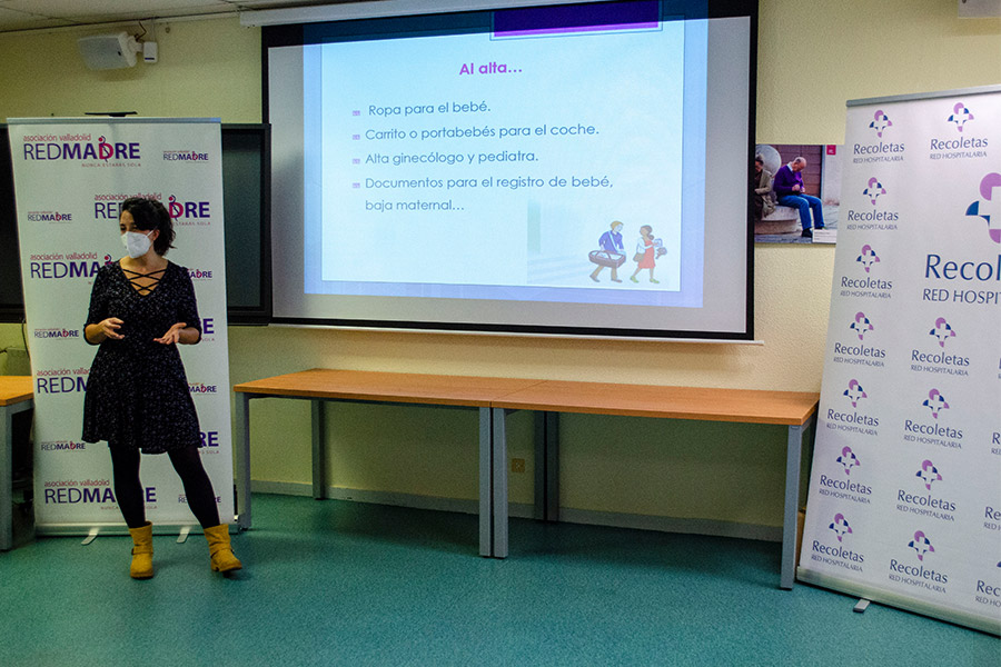 Matronas de la Unidad de la Mujer Recoletas imparten una charla sobre cuidados en el recién nacido