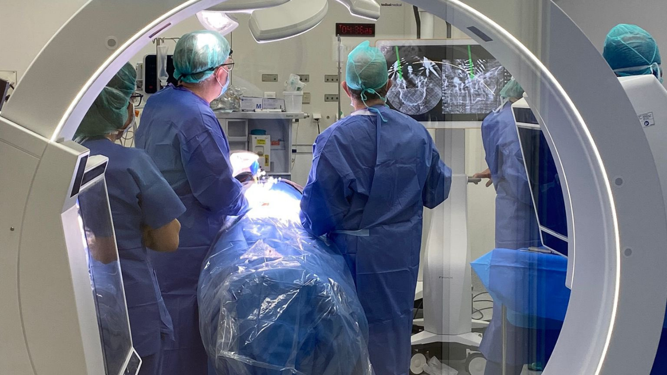 Los neurocirujanos Dr. Antonio Rodríguez Salazar y Dr. Pedro Delgado López han inaugurado el quirófano polivalente del Hospital Recoletas Burgos