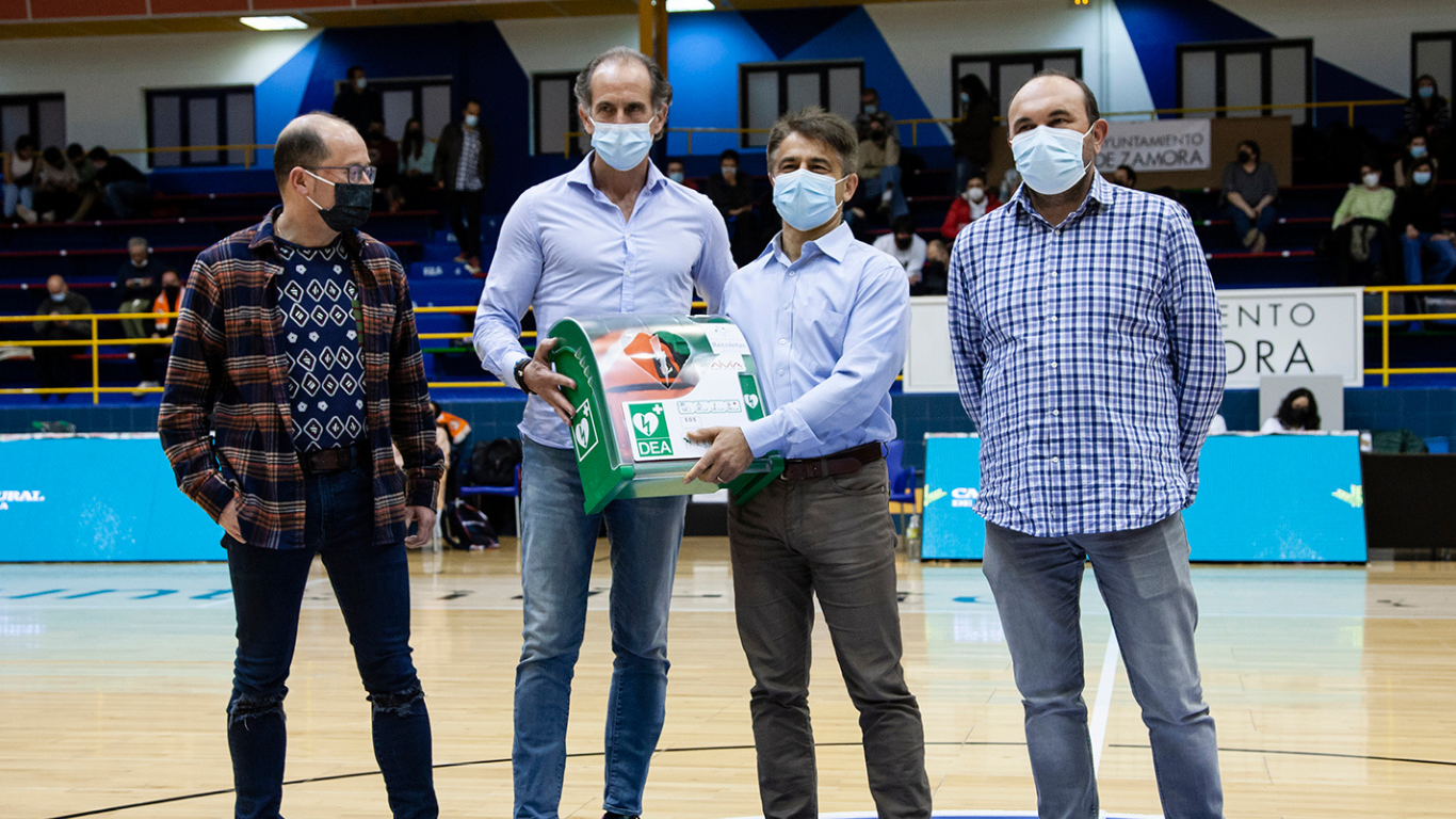 El gerente del Hospital Recoletas Zamora, Óscar Iglesias, ha entregado un dispositivo de desfibrilación portátil a Ezequiel Álvarez Jañez, director del Instituto de Educación Secundaria La Vaguada en el Pabellón Ángel Nieto, en presencia del presidente del Recoletas Zamora, Carlos Baz.