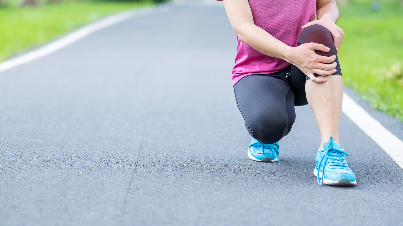 Hacer deporte es beneficioso para las personas que padecen artrosis porque el ejercicio tiene importantes efectos antinflamatorios.