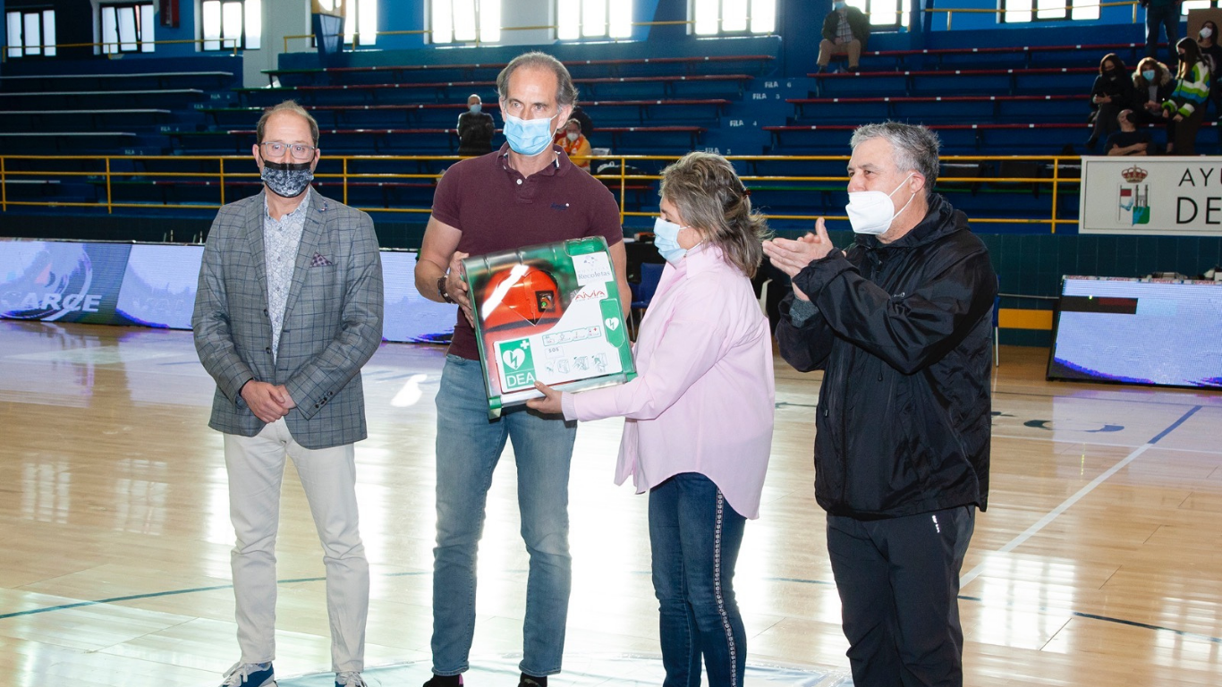 El gerente del Hospital Recoletas Zamora, Óscar Iglesias, entrega un dispositivo de desfibrilación portátil a la directora del I. E. S. Claudio Moyano