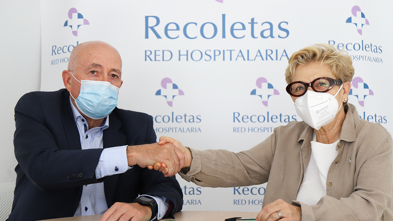 El gerente y director médico del Hospital Recoletas Cuenca, Javier Montero, y María Dolores Serrano Parra, presidenta de la Junta Provincial de Cuenca de la Asociación Española contra el Cáncer, María Dolores Serrano Parra, han firmado hoy un acuerdo de colaboración para la realización de actividades de apoyo y acompañamiento y atención psicológica a los pacientes de cáncer recién diagnosticados.