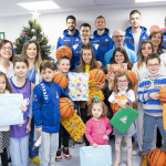 Los jugadores del Hereda San Pablo han traído sonrisas y regalos a los niños que hoy acudían a Urgencias Pediátricas y a los que están hospitalizados