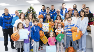 Los jugadores del Hereda San Pablo reparten ilusión y felicidad en el Hospital Recoletas Burgos