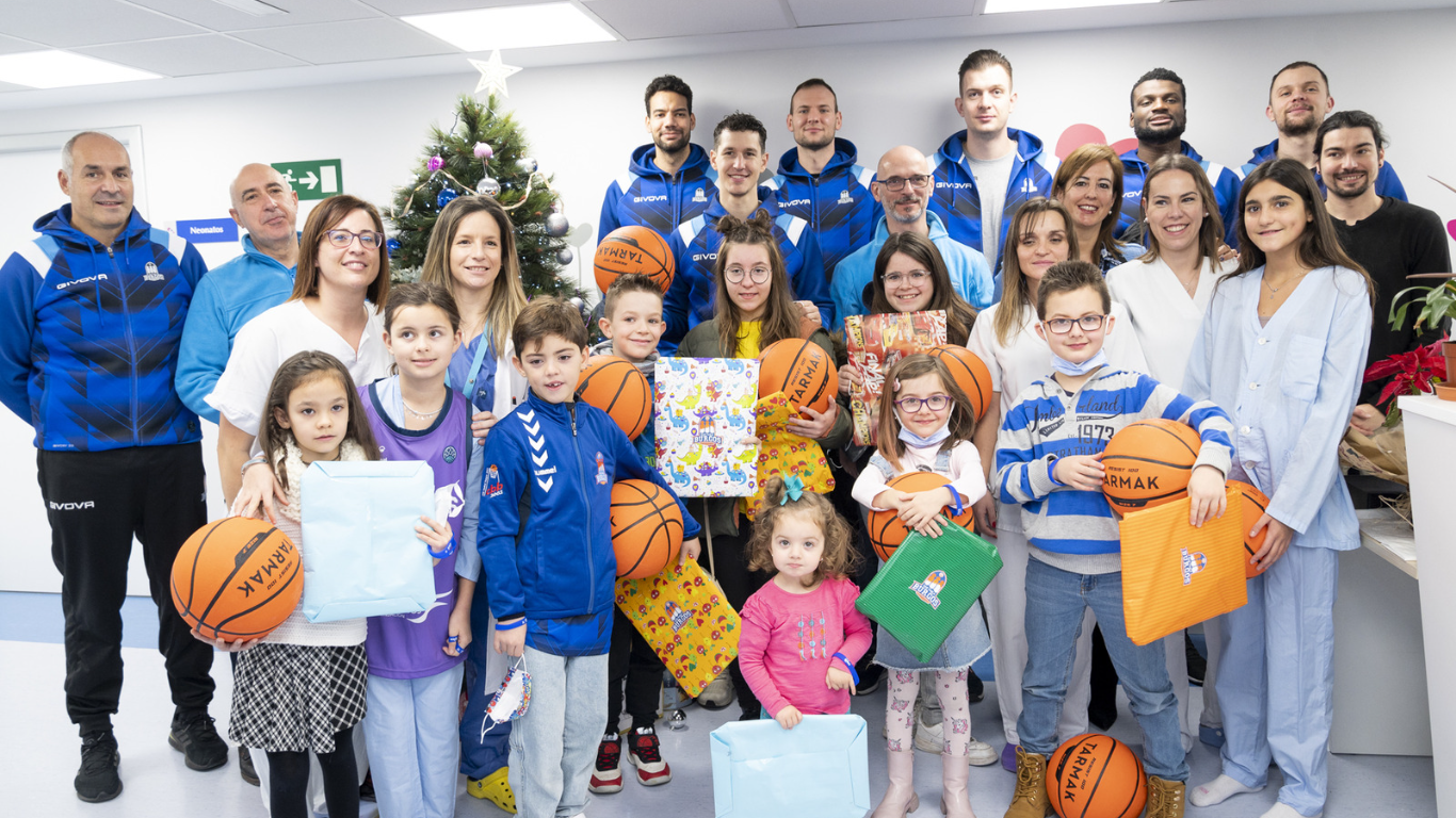 Los jugadores del Hereda San Pablo han traído sonrisas y regalos a los niños que hoy acudían a Urgencias Pediátricas y a los que están hospitalizados