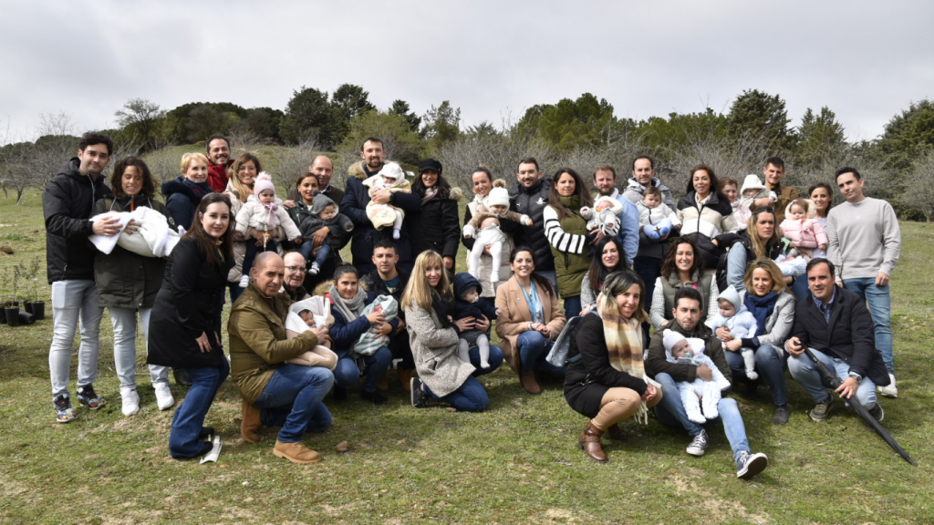 Alrededor de 60 familias han participado en una nueva edición de la iniciativa de Recoletas «Un árbol por cada bebé»