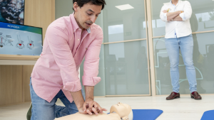 El Hospital Recoletas Burgos imparte un taller de reanimación cardiopulmonar para miembros del equipo Recoletas Burgos – Universidad de Burgos
