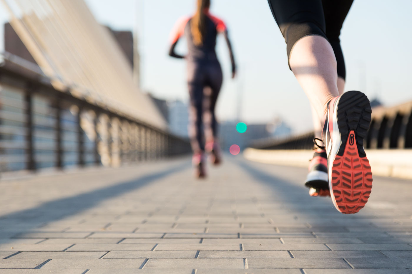 Practica ejercicio de forma regular con al menos 30 minutos de actividad diaria.
